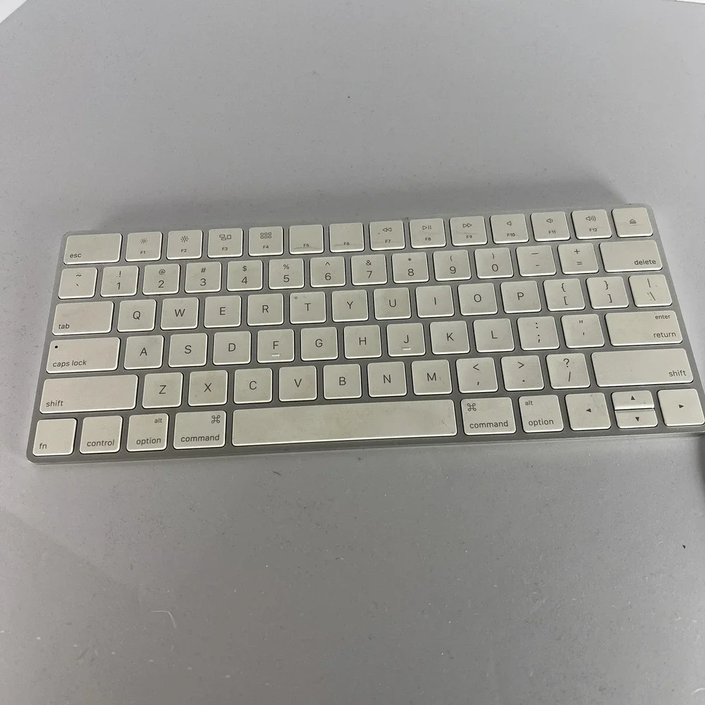 Apple Wireless Magic Keyboard 2 w/ Lightning Connector & Cable GUC